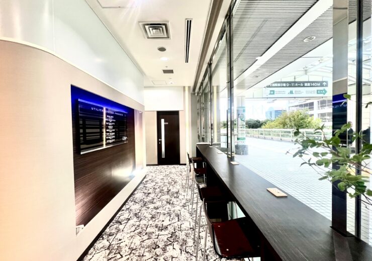 海浜幕張・WBGのオフィスサービスUSP｜窓際カウンター席のコワーキングスペース｜自然光で明るく電源付きの作業エリア