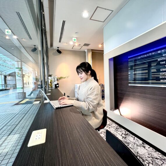 海浜幕張・WBGのオフィスサービスUSP｜窓際カウンターで作業する利用者の様子｜電源付きで集中できるコワーキングスペース