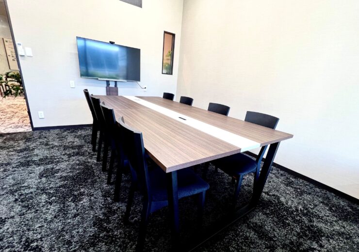 海浜幕張・WBGのオフィスサービスUSP｜8名用の大型会議室｜大型モニター付きで打ち合わせや研修に最適なレンタル会議室
