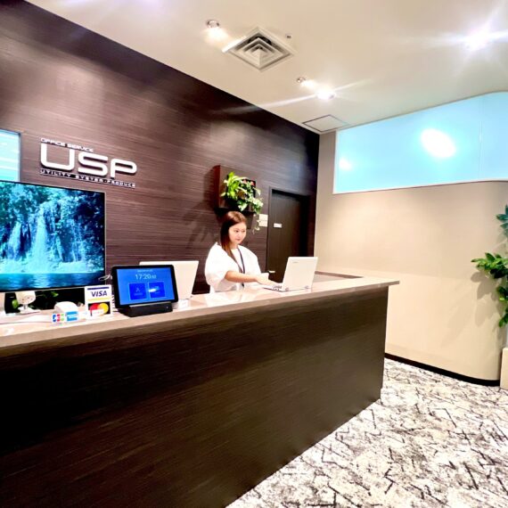 海浜幕張・WBGのオフィスサービスUSP受付カウンター｜明るいエントランスとスタッフによる丁寧なサービスが特徴のレンタルオフィス